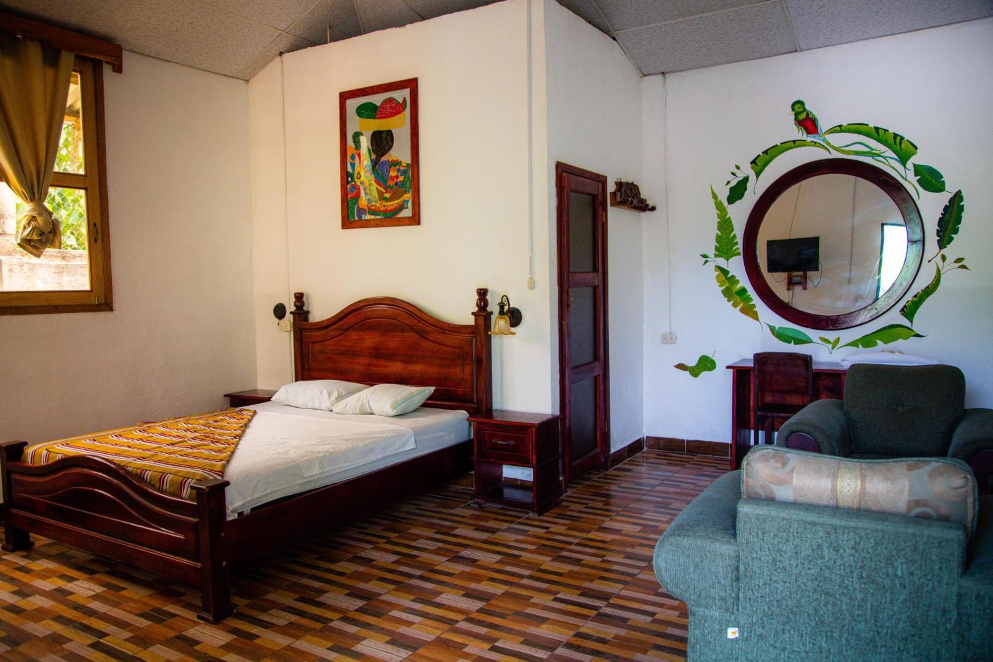 Vinas Hotel Lanquín Exteriör bild